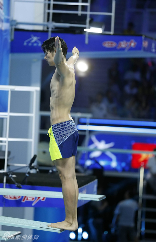 吴建豪准备起跳