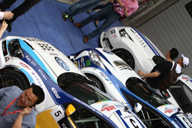 超级组三台赛车