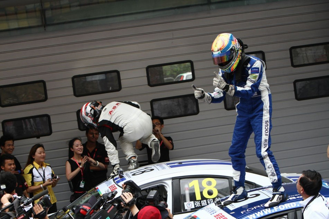 车手兴奋登上车顶