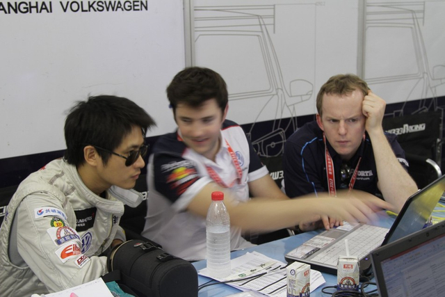 韩寒与工程师交流