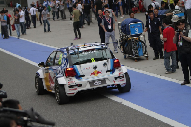 张臻东驶出维修站