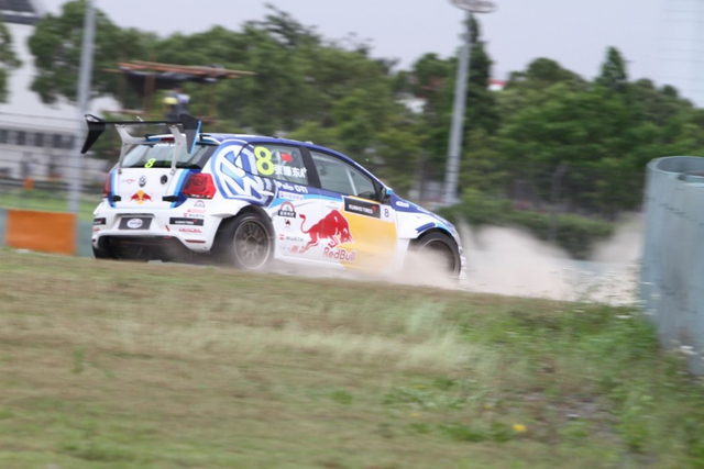 张臻东驶离赛道