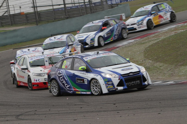 甄卓伟领先过弯