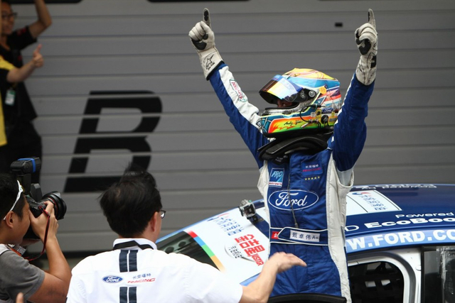 甄卓伟振臂庆祝