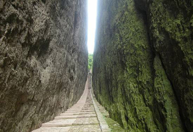 惊险的江郎山一线天
