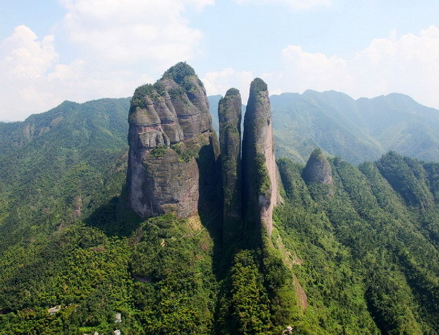 远眺江郎山一线天
