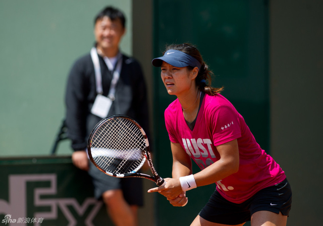 娜姐全神专注训练