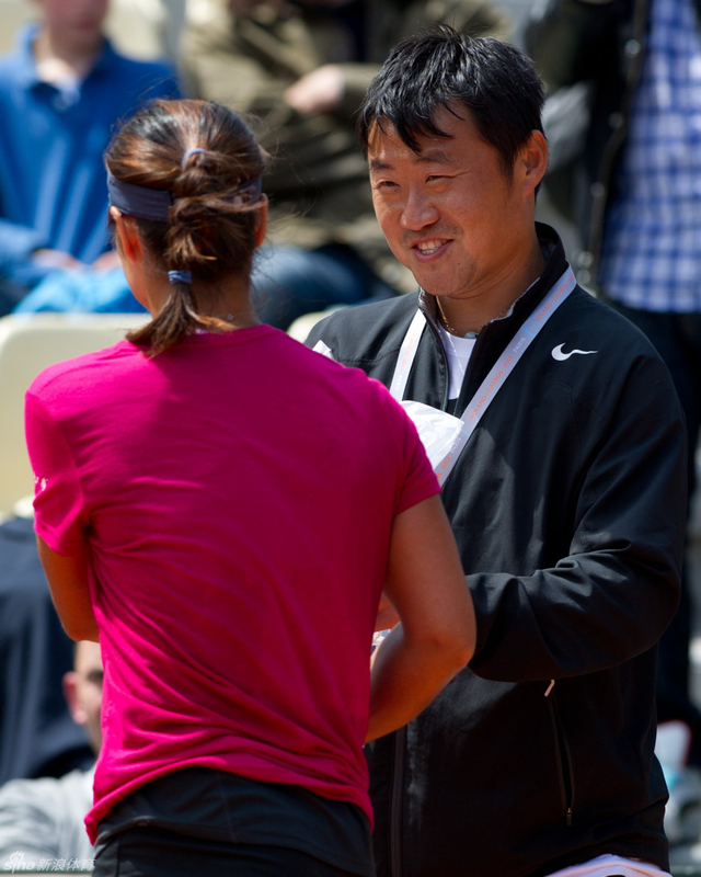 姜山关心妻子训练