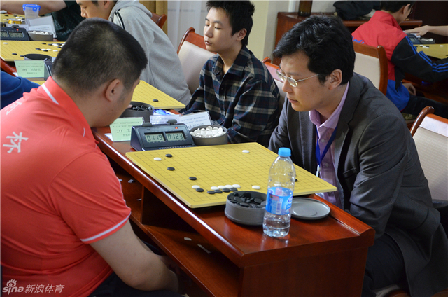 业余天王胡煜清出战(右)