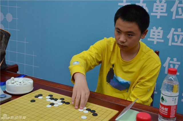 李成森看着对手落子