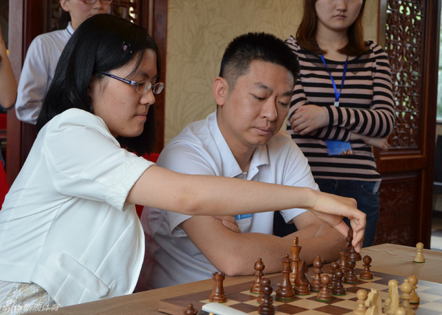 棋后侯逸凡出子瞬间