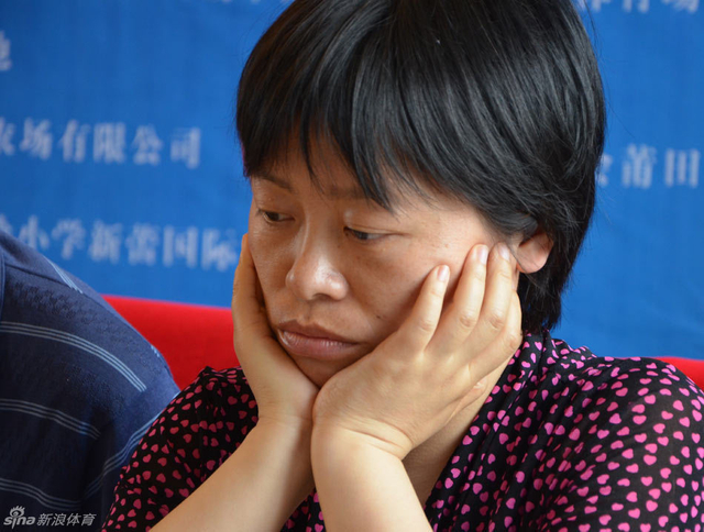 棋后谢军托腮思考