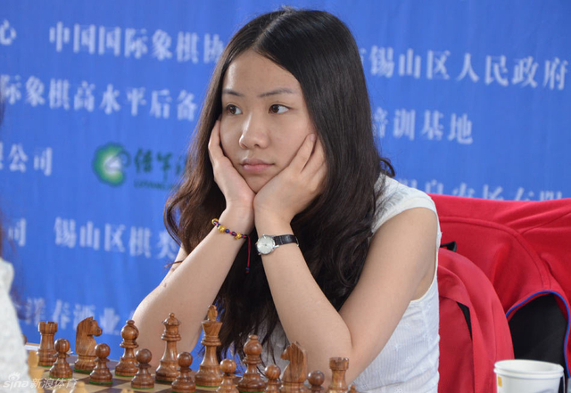 章晓雯托腮思考