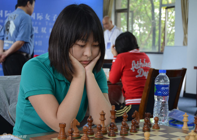 居文君专注棋局