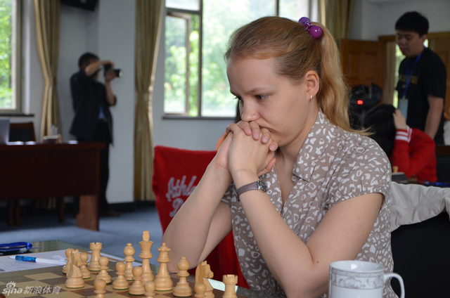 古尼娜十指紧握