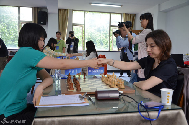 居文君与外国棋手握手