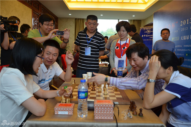 赛后复盘表情各异