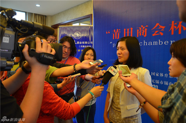 侯逸凡被媒体包围