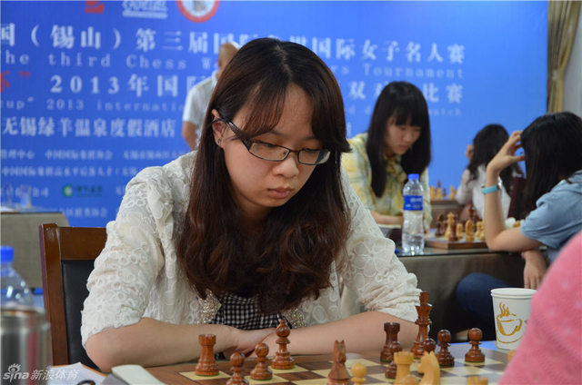 丁亦昕表情严肃