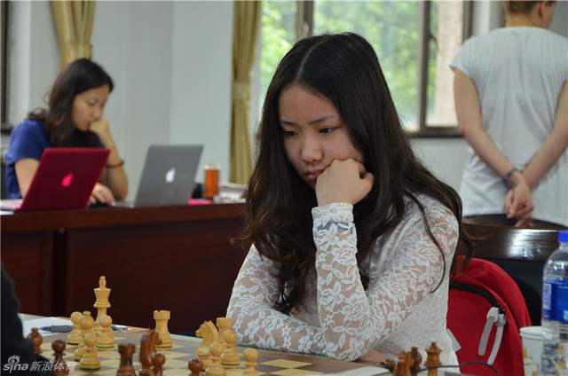 章晓雯眉头紧锁