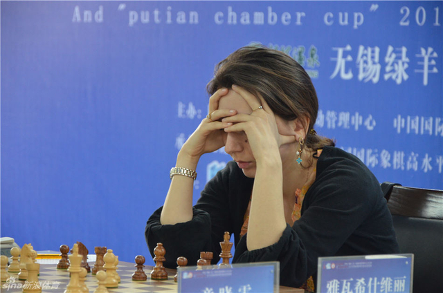 雅瓦西什维利抱头思考