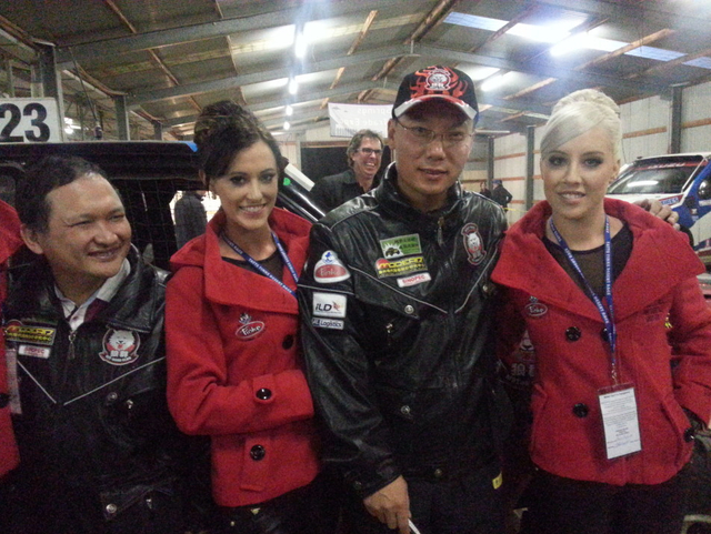 魏红杰和肥狼与车模合影