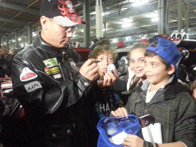 魏红杰为小车迷签名