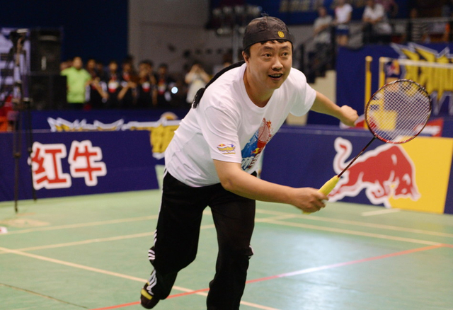 董炯头戴地主帽与球迷创意互动