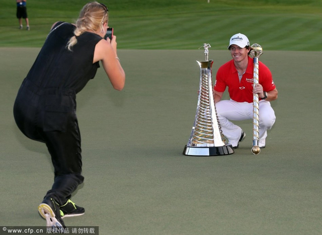 男友获奖女友拍照