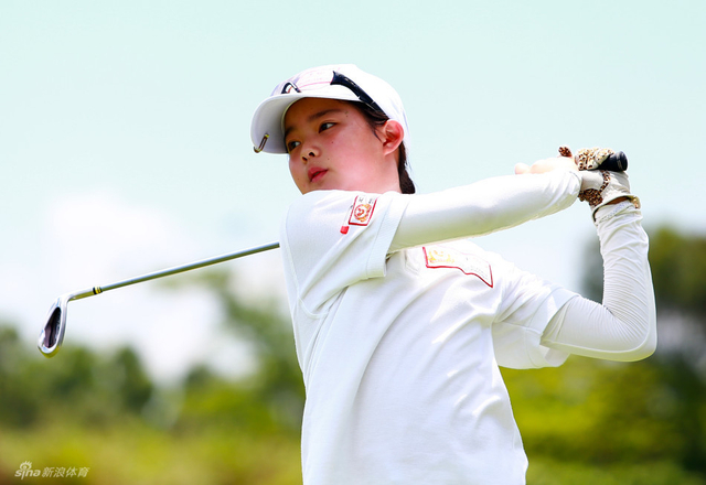 倪嘉蔓铁杆开球