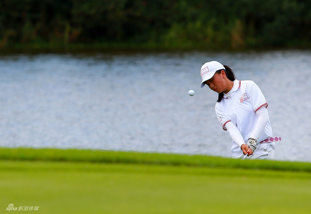 吴牧雨湖边救球