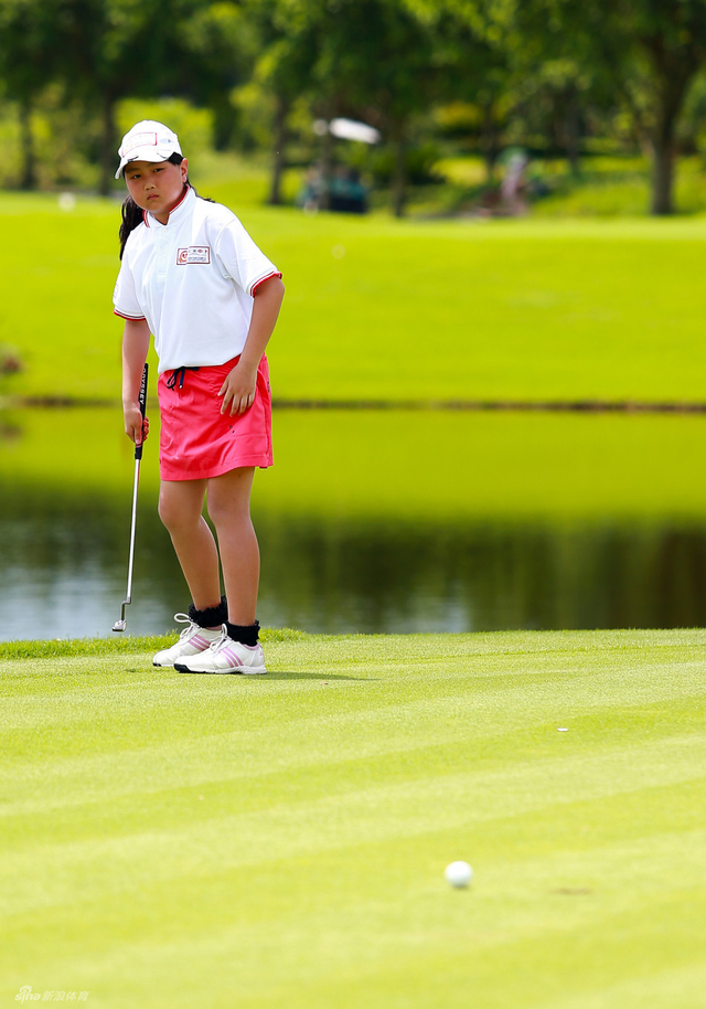 杨曼莉香小球停在洞口附近