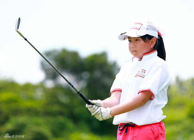 杨曼莉香准备开球