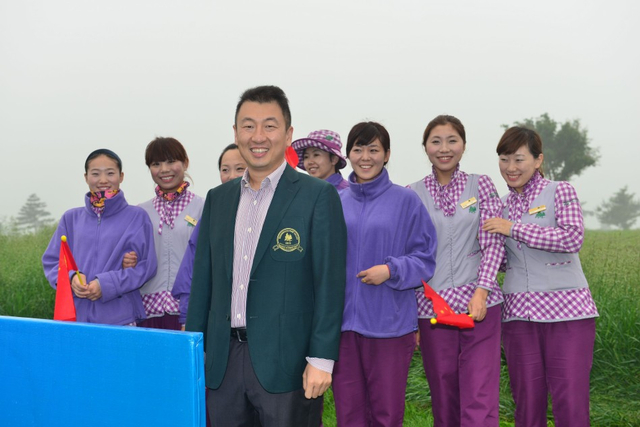 华彬郑刚和球童观赛