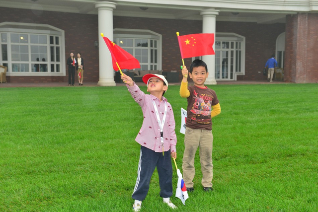 小球迷场边观赛