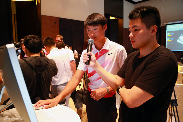 李昊桐现场定制新球鞋