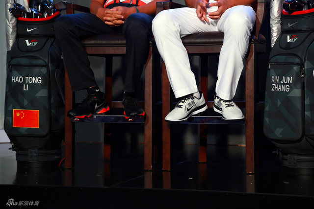 两位球员的新球鞋