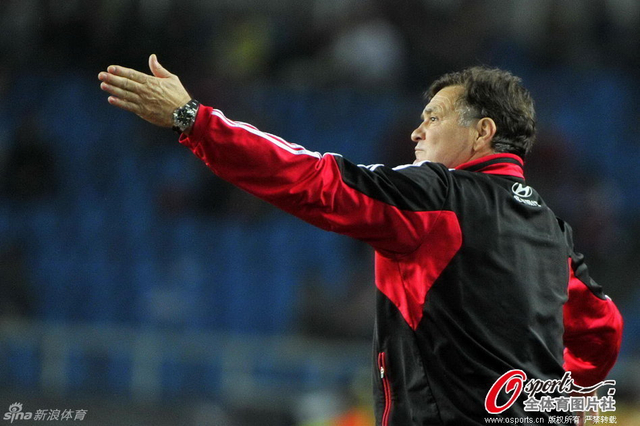 卡马乔在场边指挥