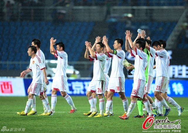 中国队员向球迷致意