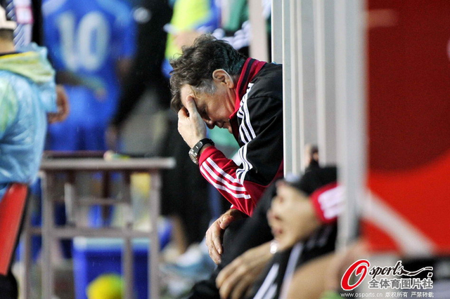 国足失利将帅难掩失落