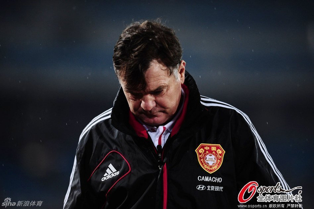 凄风苦雨中卡马乔形单影只