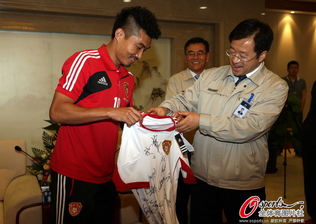 郑智送上签名球衣