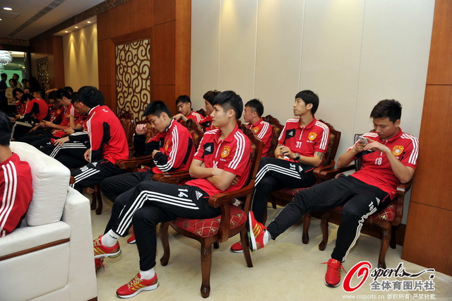 国足全体抵达工厂