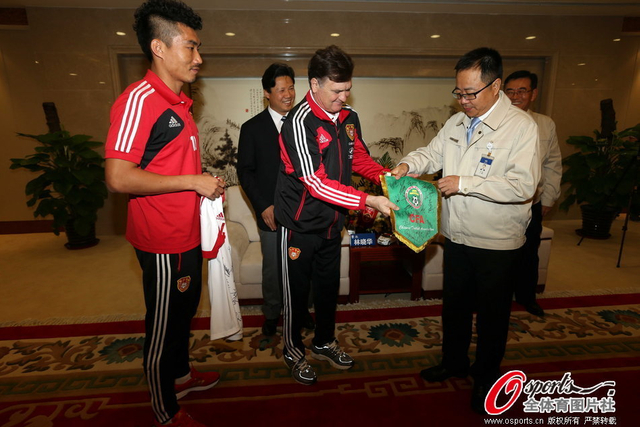 卡巴乔送上礼物