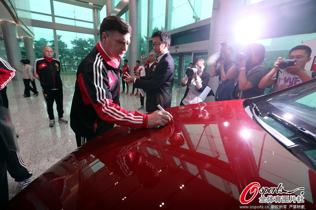 卡马乔留下签名