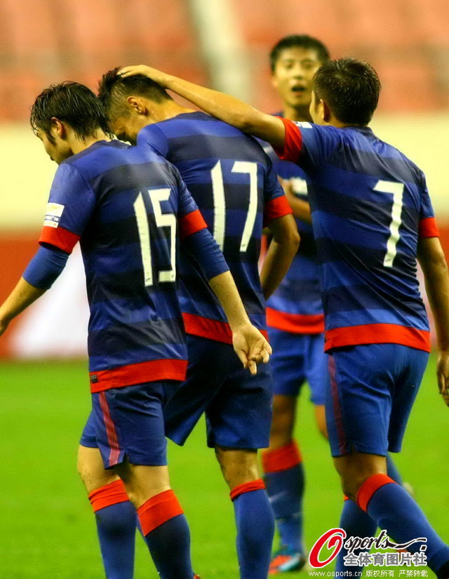 队友庆祝熊飞得分