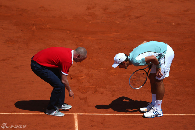 裁判向小德解释