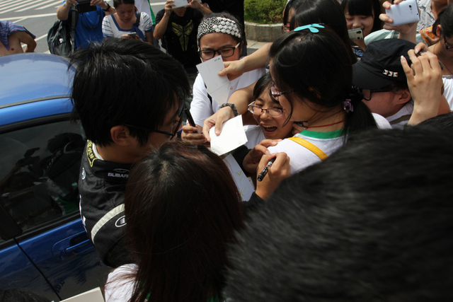 当韩寒遭遇粉丝集体包围