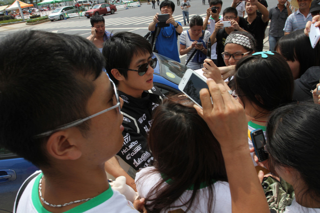 当韩寒遭遇粉丝集体包围