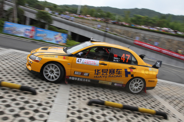 年轻车手邓晓文/黄少军